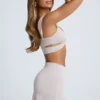 Kira Crop-Top mit Ausschnitt und Metallverzierung in Sky Grey Kira Crop-Top mit Ausschnitt und Metallverzierung in Sky Grey