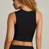 Kirbie Asymmetrisches Tanktop mit Rüschen in Schwarz Kirbie Asymmetrisches Tanktop mit Rüschen in Schwarz