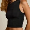 Kirbie Asymmetrisches Tanktop mit Rüschen in Schwarz Kirbie Asymmetrisches Tanktop mit Rüschen in Schwarz