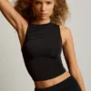 Kirbie Asymmetrisches Tanktop mit Rüschen in Schwarz Kirbie Asymmetrisches Tanktop mit Rüschen in Schwarz