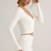 Kiva Modal-Strickjacke mit Rippbündchen in Weiß Kiva Modal-Strickjacke mit Rippbündchen in Weiß