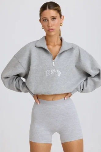 Kürzliches Sweatshirt mit Viertelreißverschluss in Grau meliert