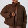 Kurze Daunenjacke mit abnehmbaren Ärmeln in Kakaobraun