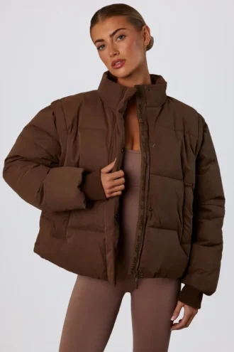 Kurze Daunenjacke mit abnehmbaren Ärmeln in Kakaobraun