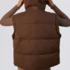 Kurze Daunenjacke mit abnehmbaren Ärmeln in Kakaobraun