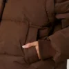 Kurze Daunenjacke mit abnehmbaren Ärmeln in Kakaobraun