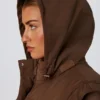 Kurze Daunenjacke mit abnehmbaren Ärmeln in Kakaobraun