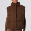 Kurze Daunenjacke mit abnehmbaren Ärmeln in Kakaobraun