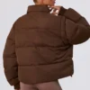 Kurze Daunenjacke mit abnehmbaren Ärmeln in Kakaobraun