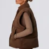 Kurze Daunenjacke mit abnehmbaren Ärmeln in Kakaobraun