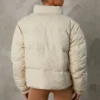 Kurze Daunenjacke mit abnehmbaren Ärmeln in Sand Kurze Daunenjacke mit abnehmbaren Ärmeln in Sand