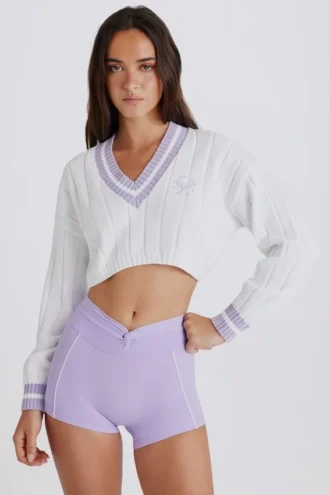 Kurzer Pullover aus Baumwollstrick mit Zopfmuster in Lila-Elfenbein