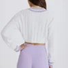 Kurzer Pullover aus Baumwollstrick mit Zopfmuster in Lila-Elfenbein Kurzer Pullover aus Baumwollstrick mit Zopfmuster in Lila-Elfenbein