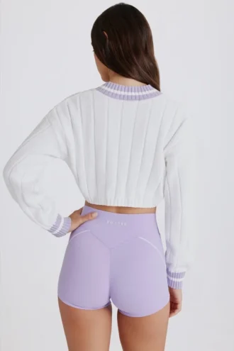 Kurzer Pullover aus Baumwollstrick mit Zopfmuster in Lila-Elfenbein