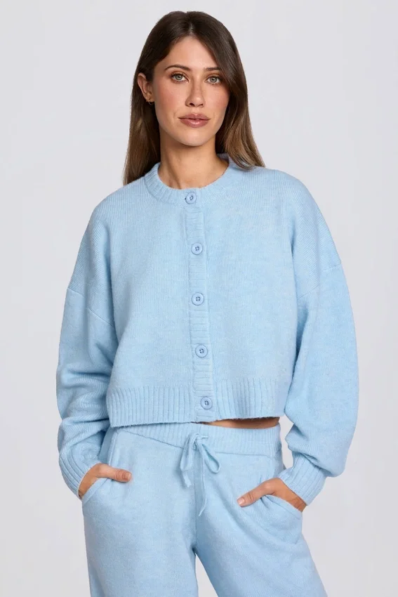 Kurzer Strickcardigan in Puderblau Kurzer Strickcardigan in Puderblau
