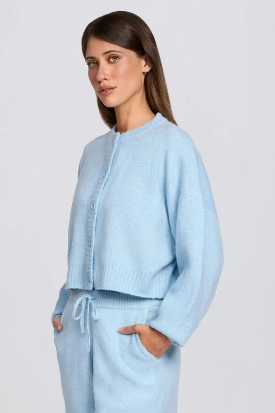Kurzer Strickcardigan in Puderblau Kurzer Strickcardigan in Puderblau