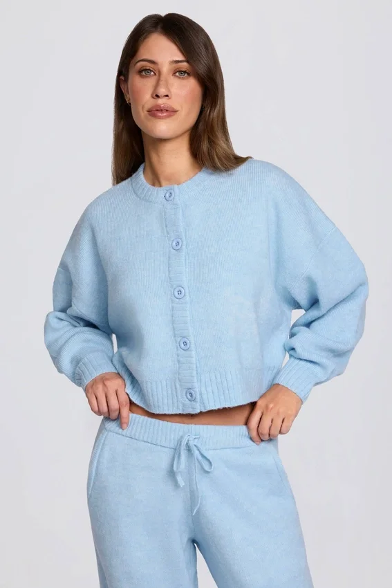 Kurzer Strickcardigan in Puderblau Kurzer Strickcardigan in Puderblau