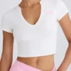 Kurzes T-Shirt aus Stretch-Baumwolljersey mit Grafikprint in Weiß Kurzes T-Shirt aus Stretch-Baumwolljersey mit Grafikprint in Weiß