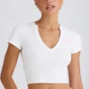 Kurzes T-Shirt aus Stretch-Baumwolljersey mit Grafikprint in Weiß Kurzes T-Shirt aus Stretch-Baumwolljersey mit Grafikprint in Weiß