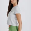 Kurzes T-Shirt mit Grafikprint in Grau meliert