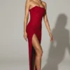 La Rochette Verziertes, trägerloses Maxikleid mit Wasserfallausschnitt in True Red La Rochette Verziertes, trägerloses Maxikleid mit Wasserfallausschnitt in True Red