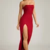 La Rochette Verziertes, trägerloses Maxikleid mit Wasserfallausschnitt in True Red La Rochette Verziertes, trägerloses Maxikleid mit Wasserfallausschnitt in True Red