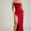 La Rochette Verziertes, trägerloses Maxikleid mit Wasserfallausschnitt in True Red La Rochette Verziertes, trägerloses Maxikleid mit Wasserfallausschnitt in True Red