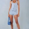 Lalita Playsuit mit Knopfleiste und Neckholder-Ausschnitt aus hellem Denim