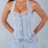 Lalita Playsuit mit Knopfleiste und Neckholder-Ausschnitt aus hellem Denim