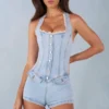 Lalita Playsuit mit Knopfleiste und Neckholder-Ausschnitt aus hellem Denim