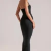 Landen Neckholder-Midaxi-Kleid in Schwarz Landen Neckholder-Midaxi-Kleid in Schwarz