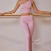 Lange, umgeschlagene Schlaghose in zartem Rosa Lange, umgeschlagene Schlaghose in zartem Rosa