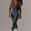 Langer Jumpsuit mit Cut-outs in Grau