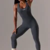Langer Jumpsuit mit Cut-outs in Grau