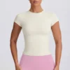Langärmliges T-Shirt mit Cut-outs in Creme Langärmliges T-Shirt mit Cut-outs in Creme