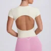 Langärmliges T-Shirt mit Cut-outs in Creme Langärmliges T-Shirt mit Cut-outs in Creme