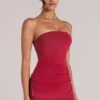 Leni Bandeau-Longline-Oberteil in Kirschrot Leni Bandeau-Longline-Oberteil in Kirschrot