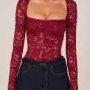 Letizia Langarm-Bodys mit Spitze in Kirschrot Letizia Langarm-Bodys mit Spitze in Kirschrot