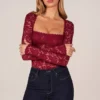 Letizia Langarm-Bodys mit Spitze in Kirschrot Letizia Langarm-Bodys mit Spitze in Kirschrot