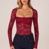 Letizia Langarm-Bodys mit Spitze in Kirschrot Letizia Langarm-Bodys mit Spitze in Kirschrot