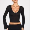Liah Transparentes Jersey-Oberteil mit tiefem Ausschnitt und langen Ärmeln in Schwarz Liah Transparentes Jersey-Oberteil mit tiefem Ausschnitt und langen Ärmeln in Schwarz