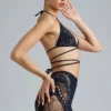 Liberty Bikini-Oberteil mit verzierten Kreuzbändern in Schwarz