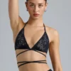 Liberty Bikini-Oberteil mit verzierten Kreuzbändern in Schwarz