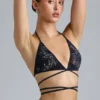 Liberty Bikini-Oberteil mit verzierten Kreuzbändern in Schwarz