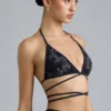 Liberty Bikini-Oberteil mit verzierten Kreuzbändern in Schwarz