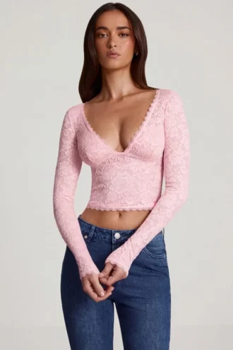 Lioren Transparentes Spitzen-Oberteil mit tiefem Ausschnitt und langen Ärmeln in Rosa