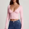 Lioren Transparentes Spitzen-Oberteil mit tiefem Ausschnitt und langen Ärmeln in Rosa Lioren Transparentes Spitzen-Oberteil mit tiefem Ausschnitt und langen Ärmeln in Rosa