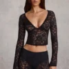 Lioren Transparentes Spitzen-Oberteil mit tiefem Ausschnitt und langen Ärmeln in Schwarz Lioren Transparentes Spitzen-Oberteil mit tiefem Ausschnitt und langen Ärmeln in Schwarz