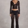 Lioren Transparentes Spitzen-Oberteil mit tiefem Ausschnitt und langen Ärmeln in Schwarz Lioren Transparentes Spitzen-Oberteil mit tiefem Ausschnitt und langen Ärmeln in Schwarz