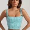 Lirael Crop-Top mit Verzierungen und quadratischem Ausschnitt in Aquablau Lirael Crop-Top mit Verzierungen und quadratischem Ausschnitt in Aquablau